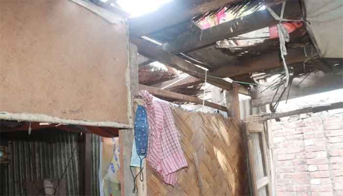 জরাজীর্ণ ঘরে কষ্টে বসবাস, পাশে দাঁড়াল সরকার জরাজীর্ণ ঘরে কষ্টে বসবাস, পাশে দাঁড়াল সরকার