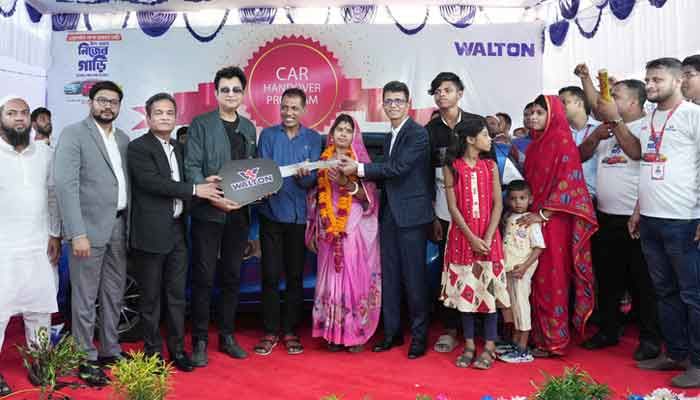 যশোরে রতন লাল বাসফোড়ের হাতে ফ্রিজ কিনে পাওয়া গাড়ির চাবি তুলে দেন ওয়ালটনের ঊর্ধ্বতন কর্মকর্তারা যশোরে রতন লাল বাসফোড়ের হাতে ফ্রিজ কিনে পাওয়া গাড়ির চাবি তুলে দেন ওয়ালটনের ঊর্ধ্বতন কর্মকর্তারা