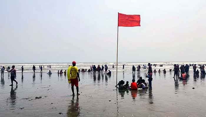 ঘূর্ণিঝড় মোখার আতঙ্ক কাটিয়ে কক্সবাজার সমুদ্রসৈকতে নামছেন পর্যটকেরা ঘূর্ণিঝড় মোখার আতঙ্ক কাটিয়ে কক্সবাজার সমুদ্রসৈকতে নামছেন পর্যটকেরা