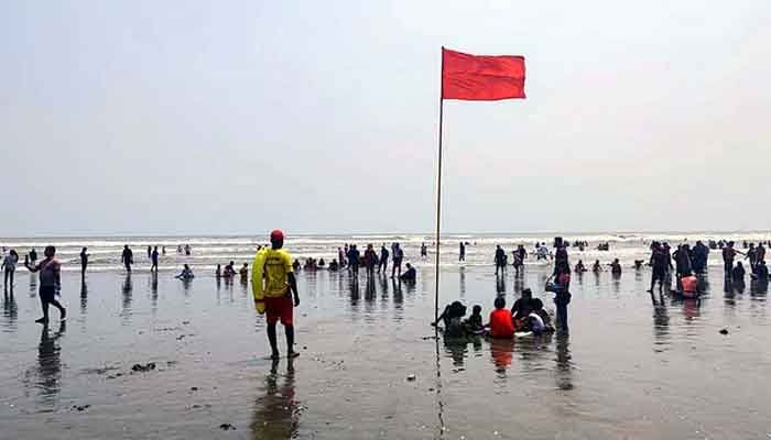 ঘূর্ণিঝড় মোখার আতঙ্ক কাটিয়ে কক্সবাজার সমুদ্রসৈকতে নামছেন পর্যটকেরা