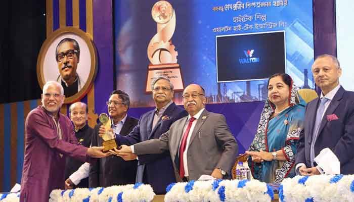 রাষ্ট্রপতি মো. সাহাবুদ্দিনের কাছ থেকে পুরস্কার নেন ওয়ালটন হাই-টেকের ভাইস-চেয়ারম্যান এস এম শামসুল আলম রাষ্ট্রপতি মো. সাহাবুদ্দিনের কাছ থেকে পুরস্কার নেন ওয়ালটন হাই-টেকের ভাইস-চেয়ারম্যান এস এম শামসুল আলম