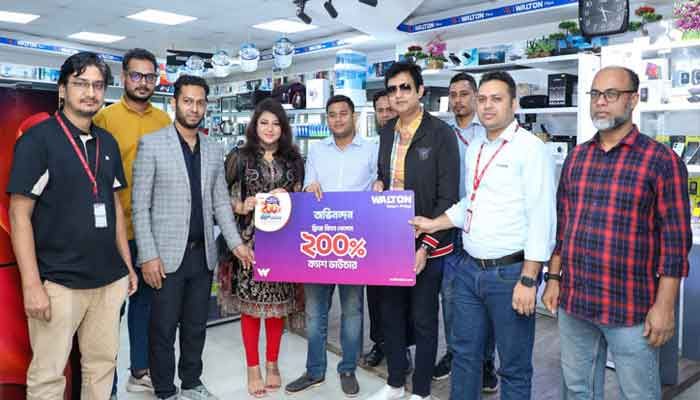 বিথী সাহার হাতে ২০০ শতাংশ ক্যাশ ভাউচার তুলে দেন জনপ্রিয় চিত্রনায়ক আমিন খান বিথী সাহার হাতে ২০০ শতাংশ ক্যাশ ভাউচার তুলে দেন জনপ্রিয় চিত্রনায়ক আমিন খান