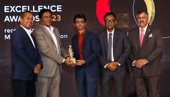 ওয়ালটন প্লাজার ম্যানেজিং ডিরেক্টর মো. রায়হানের হাতে ক্রেস্ট তুলে দিচ্ছেন অতিথিবৃন্দ ওয়ালটন প্লাজার ম্যানেজিং ডিরেক্টর মো. রায়হানের হাতে ক্রেস্ট তুলে দিচ্ছেন অতিথিবৃন্দ