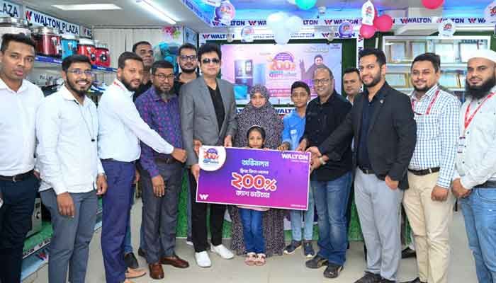 ওয়ালটনের পক্ষ থেকে ইয়াসমিনের হাতে ক্যাশ ভাউচার তুলে দেওয়া হচ্ছে ওয়ালটনের পক্ষ থেকে ইয়াসমিনের হাতে ক্যাশ ভাউচার তুলে দেওয়া হচ্ছে