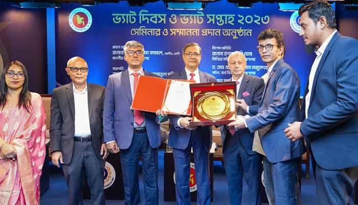 সম্মাননা গ্রহণ করছেন ওয়ালটন প্লাজার ব্যবস্থাপনা পরিচালক মোহাম্মদ রায়হান সম্মাননা গ্রহণ করছেন ওয়ালটন প্লাজার ব্যবস্থাপনা পরিচালক মোহাম্মদ রায়হান