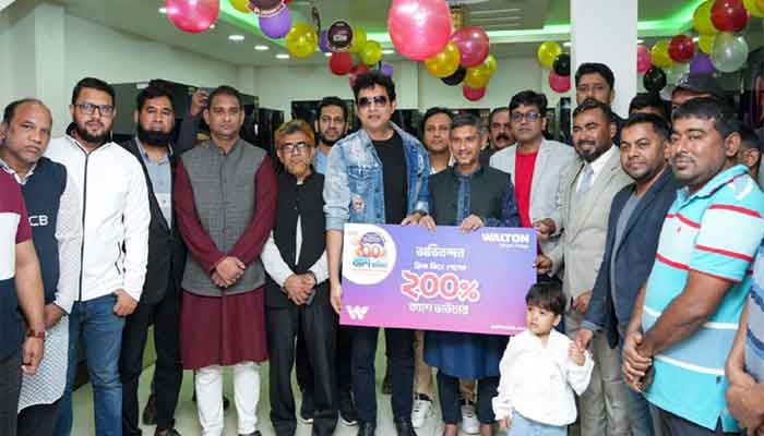 ওয়ালটনের পক্ষে চিত্রনায়ক আমিন খান স্কুল শিক্ষক নাসির উদ্দিনের হাতে ২০০ শতাংশ ক্যাশ ভাউচার তুলে দেন ওয়ালটনের পক্ষে চিত্রনায়ক আমিন খান স্কুল শিক্ষক নাসির উদ্দিনের হাতে ২০০ শতাংশ ক্যাশ ভাউচার তুলে দেন