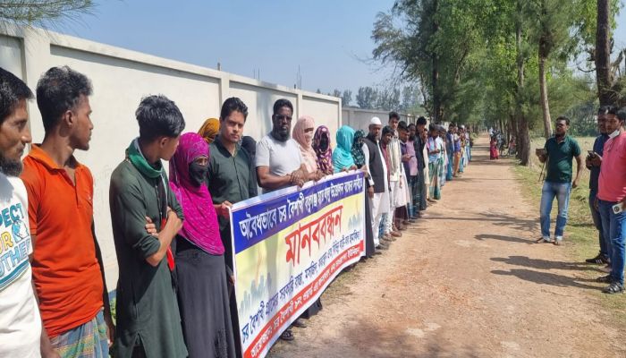 সুবর্ণচরে অবৈধ বালু উত্তোলন বন্ধে স্থানীয়দের  মানববন্ধন