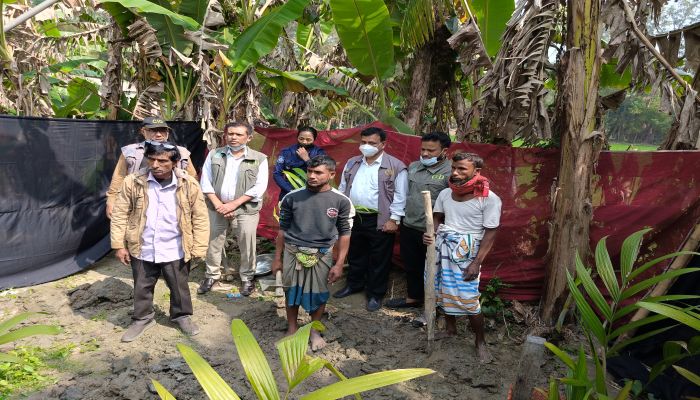 সুবর্ণচরে দাফনের ২ মাস পর গৃহবধূর লাশ উত্তোলন সুবর্ণচরে দাফনের ২ মাস পর গৃহবধূর লাশ উত্তোলন