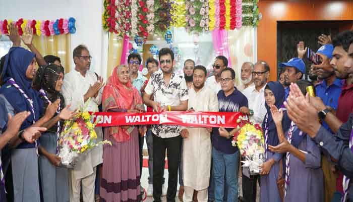 ভোলাহাটে ওয়ালটন এক্সক্লুসিভ শোরুম ‘রিলায়েন্স এন্টারপ্রাইজ’-এর উদ্বোধনী অনুষ্ঠানে অতিথিরা ভোলাহাটে ওয়ালটন এক্সক্লুসিভ শোরুম ‘রিলায়েন্স এন্টারপ্রাইজ’-এর উদ্বোধনী অনুষ্ঠানে অতিথিরা