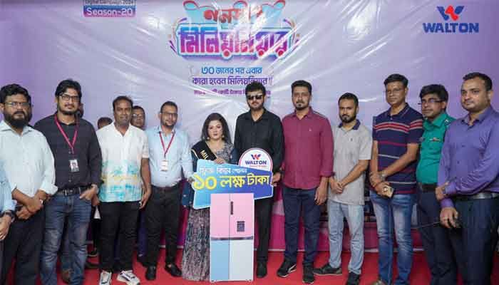 হালিমা আক্তার দিপুর হাতে ১০ লাখ টাকার চেক তুলে দেন চিত্রনায়ক আমিন খান হালিমা আক্তার দিপুর হাতে ১০ লাখ টাকার চেক তুলে দেন চিত্রনায়ক আমিন খান