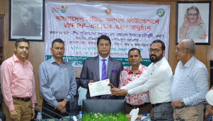 সরকারের শ্রমিক কল্যাণ তহবিলে ৩.৯৩ কোটি টাকা দিলো ওয়ালটন সরকারের শ্রমিক কল্যাণ তহবিলে ৩.৯৩ কোটি টাকা দিলো ওয়ালটন
