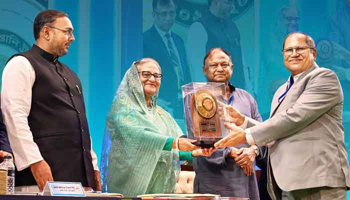 জাতীয় রপ্তানি ট্রফির স্বর্ণ পদক পেল দেশের ইলেকট্রনিক্স জায়ান্ট ওয়ালটন জাতীয় রপ্তানি ট্রফির স্বর্ণ পদক পেল দেশের ইলেকট্রনিক্স জায়ান্ট ওয়ালটন