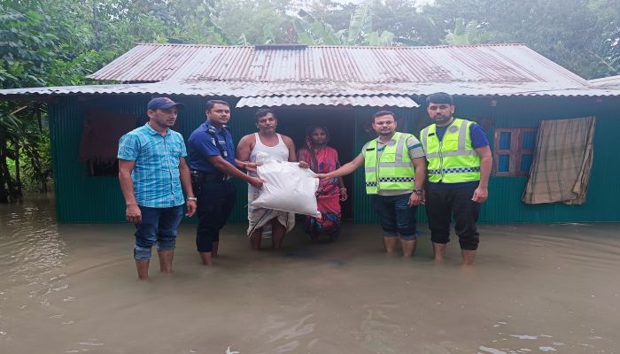সুবর্ণচরে বন্যা দুর্গতদের মাঝে পুলিশের ত্রাণ বিতরণ সুবর্ণচরে বন্যা দুর্গতদের মাঝে পুলিশের ত্রাণ বিতরণ