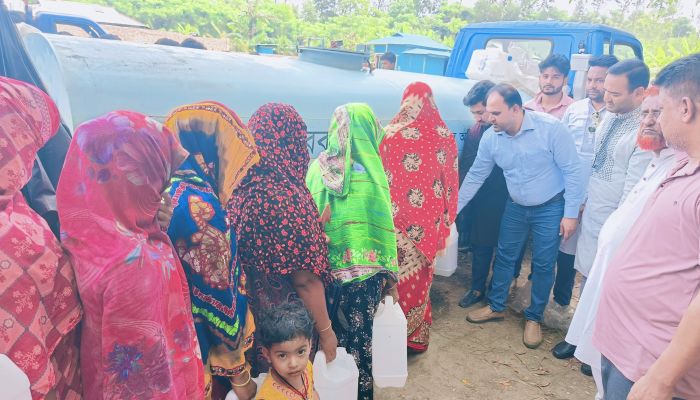 সুবর্ণচরে সুপেয় পানির সংকটে জনস্বাস্থ্য অধিদপ্তরের  ভ্রাম্যমান পানি সরবরাহ