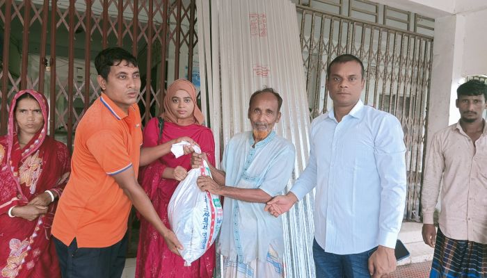 টর্নেডোতে ক্ষতিগ্রস্ত পরিবারের পাশে প্রশাসন: সুবর্ণচরে সহায়তা বিতরণ করলেন ইউএনও